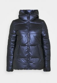 Svart, glänsande vadderad jacka med frontdragkedja, hög krage, huva och två zip-fickor på sidorna, visad på en vit bakgrund.