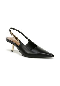 Scarpa slingback nera in pelle con punta affusolata, dotata di un accento dorato sulla cinghia e un tacco in metallo dorato. Texture liscia.