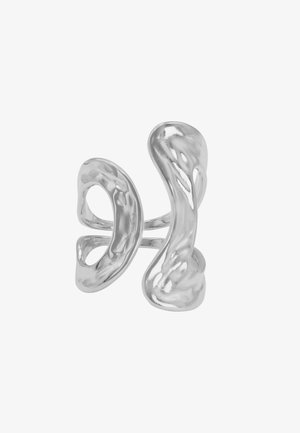 Zilveren sculpturale ring met een golvend ontwerp, voorzien van gladde, gepolijste oppervlakken en open uitsparingen voor extra textuur en detail.