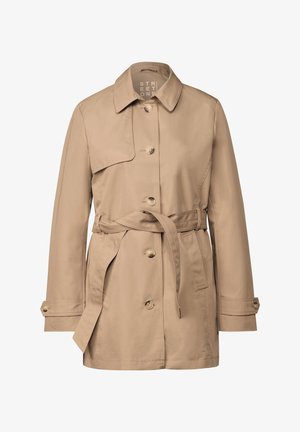Beżowy płaszcz trench wykonany z gładkiego materiału, z kołnierzem, zapięciem na guziki, bocznymi kieszeniami i paskiem w talii. Zauważalnie lekka konstrukcja.