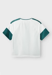Camiseta blanca de manga corta con acentos de malla verde azulado en los hombros. Presenta un cuello redondo y una textura suave. Diseño atlético casual.