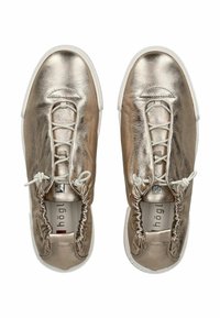 Zapatillas metalizadas en bronce con cordones elásticos y detalle de tobillo fruncido. Cuentan con una suela de goma blanca y parte superior de cuero texturizado.