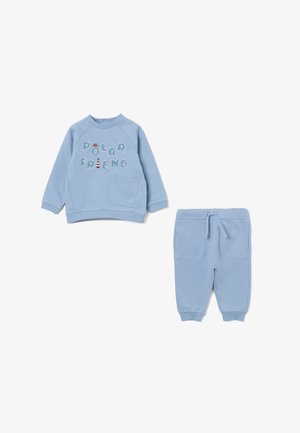 Felpa azzurra chiara con la scritta "POLAR FRIEND" in lettere testurizzate, abbinata a pantaloni della tuta coordinati con tasche laterali e cordoncino.