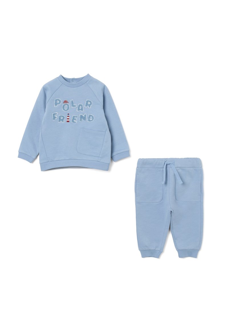 Sudadera de color azul claro con el texto "AMIGO POLAR" en letras texturizadas, combinada con pantalones de chándal a juego que cuentan con bolsillos laterales y cordón.