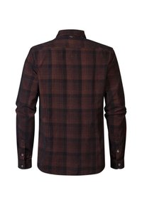 Chemise à manches longues à carreaux en rouge foncé et bleu marine, dotée d'un col boutonné, d'un motif écossais et de poignets avec des accents de boutons.