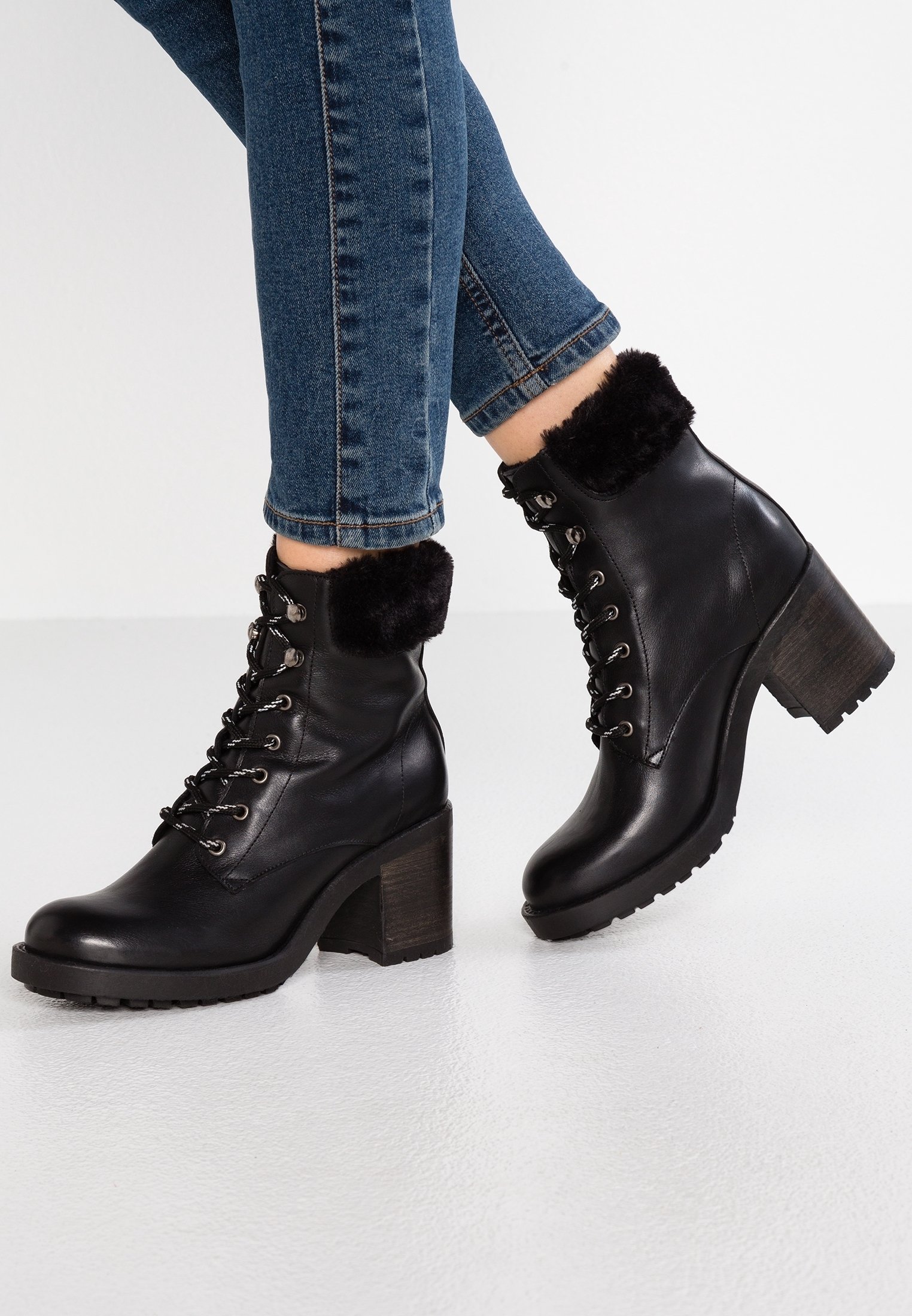 KIOMI Lace-up ankle boots black (Pre-owned) Zalando