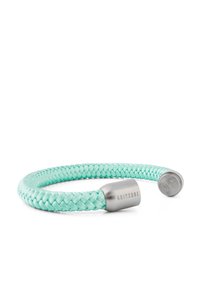 Bracciale intrecciato in tessuto verde menta con estremità metalliche argento, caratterizzato da un sottile logo inciso e da una texture liscia.