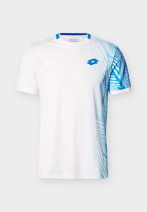 Balta īsroku sporta T-krekls ar zilām ģeometriskām figūrām uz labā pleca un piedurknes, zilu logotipu uz krūtīm un ziliem apkakles akcentiem.