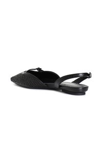 Zapato plano negro tipo slingback con puntera puntiaguda, textura trenzada en la parte delantera y correa trasera lisa. Suela de perfil bajo para comodidad.