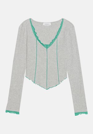 Hallide ribaga pikkade varrukatega topp, millel on laineline türkiissinine ääris kaeluse ja hemmi ääres, mis sisaldab V-kujulist lõiget ja keha lähedast disaini.