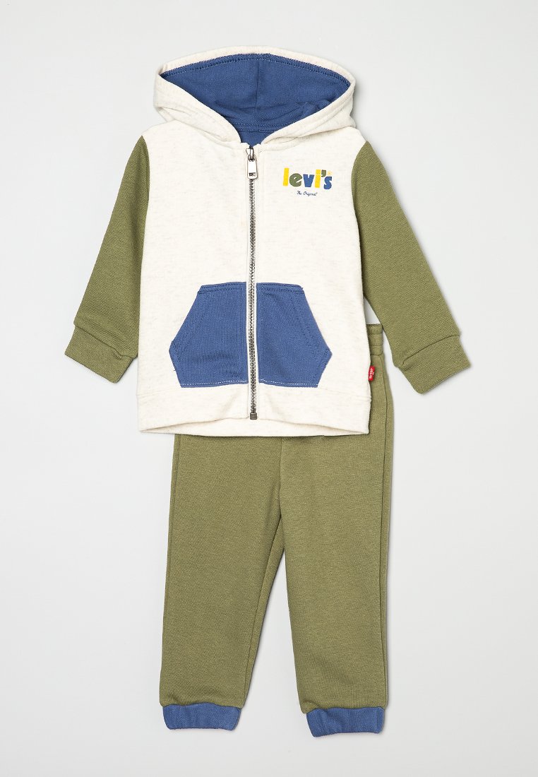 Completo per bambini composto da pantaloni verdi oliva e felpa con zip color crema, con fodera in blu, tasca frontale e logo multicolore "levi's" sul petto.