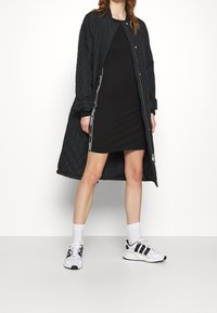 Tommy Jeans Fodralklänning - black