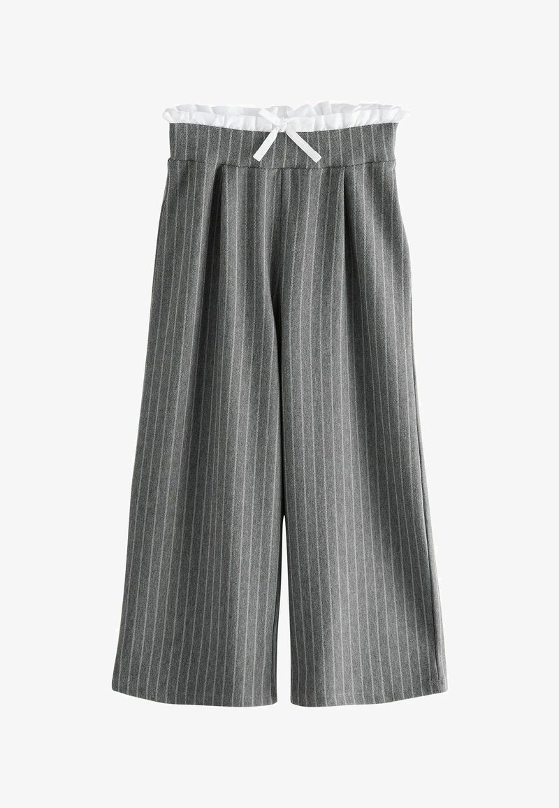 Pantaloni larghi grigio a righe sottili con una vita bianca arricciata e un piccolo fiocco bianco al centro davanti.