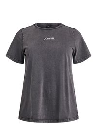 Tumši pelēka īsroku T-krekls ar apaļu apkakli un vārdu "JOYFUL" uzdrukātu baltā krāsā krūšu centrā.