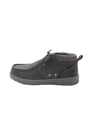 Bottines en cuir gris avec un dessus texturé, un col en tricot gris contrasté et une semelle en caoutchouc. Présente des coutures décoratives et des œillets.