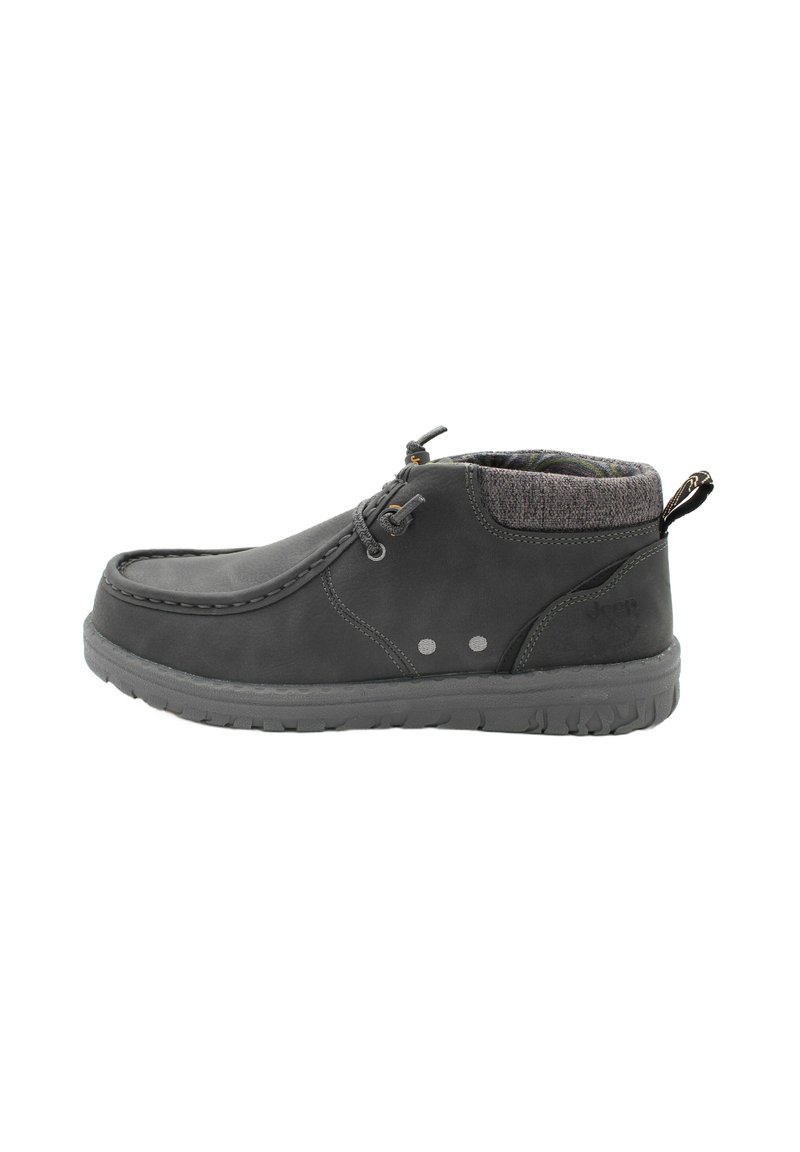 Stivale ankle grigio in pelle con tomaia testurizzata, collo in maglia grigio a contrasto e suola in gomma. Presenta cuciture decorative e fori per i lacci.