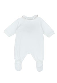 Un body blanc en coton avec manches longues, col volanté et fermeture à boutons au dos. Présente un design avec pieds et des poignets froncés.