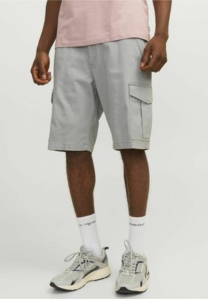 Grå cargo shorts med sidelommer, letvægtsstof, knælængde, parret med grå sneakers og hvide sokker. Enkel design.