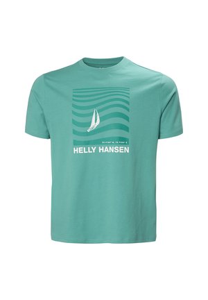 Turquoise kortärmad t-shirt met een afbeelding van een zeilboot op golvende lijnen en de tekst "Helly Hansen" met coördinaten onder het ontwerp.