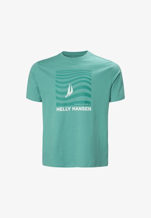 Camiseta de manga corta color verde azulado con un gráfico de un velero sobre líneas onduladas y el texto "Helly Hansen" con coordenadas debajo del diseño.