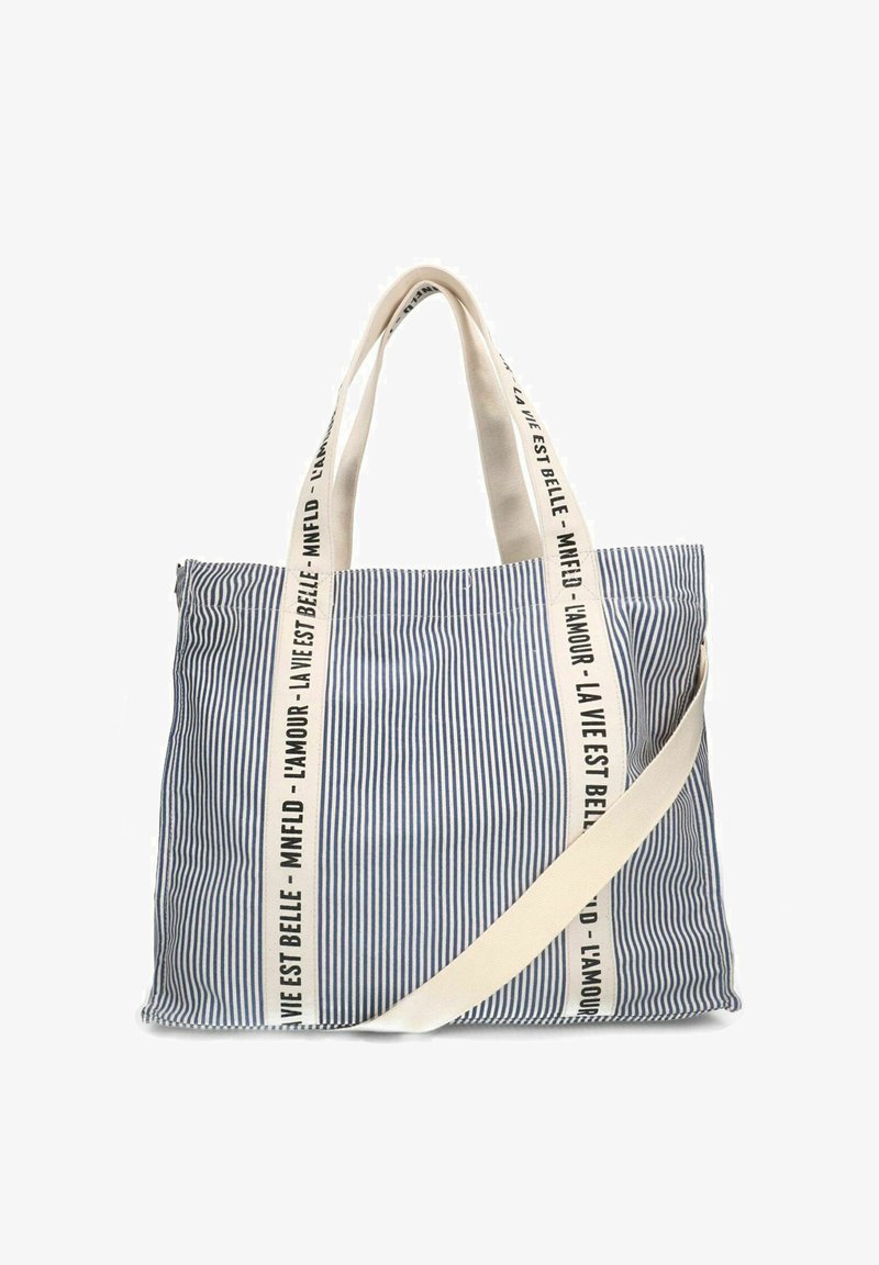 Gestreepte tote bag in marineblauw en wit. Beschikt over stevige handvatten en een contrasterende schouderriem. De stof heeft een gestructureerde afwerking en grafische accenten.