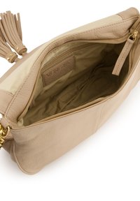 Beige læderhåndtaske med lynlås, en glat overflade og foret indre. Udstyret med hardware i guldfarve og en kvastdetalje.