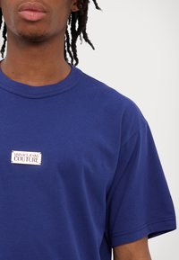 Versace Jeans Couture LOGO PLACKET - Basic póló - steel blue
