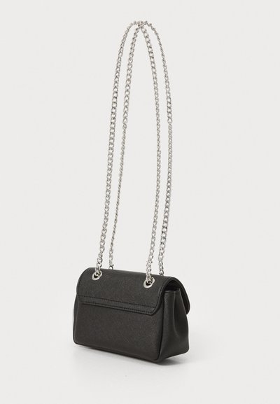 Borsa nera in ecopelle con una forma strutturata, dotata di un lascio pieghevole e manici in catena argentata. Superficie texture e design minimal.