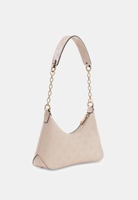 Beżowa skórzana torebka z tłoczonym wzorem, ozdobiona łańcuszkiem i paskiem. Ma zakrzywiony kształt oraz zamknięcie na zamek błyskawiczny po jednej stronie.