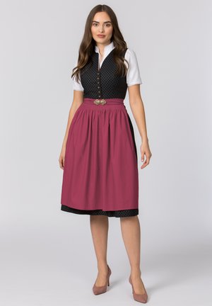 Traditionelles Kleidungsstück mit einer schwarzen gesteppten Weste mit Knöpfen, einer weißen Bluse und einem langen burgunderfarbenen Rock mit gemustertem Saum und dekorativem Gürtel.