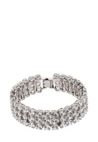 Ezüst színű karkötő, amely több sor kerek, vil�ágos strasszkövet tartalmaz. A dizájn rugalmas és biztos zárszerkezettel rendelkezik.