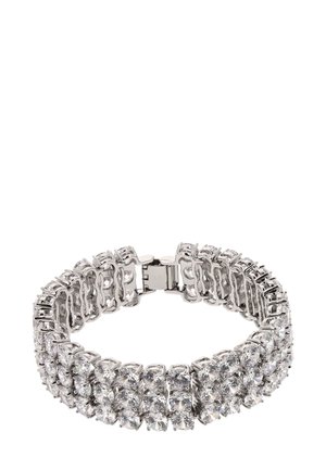 Sølvfarvet armbånd med flere rækker af runde, klare rhinsten. Designet er fleksibelt med en sikker lås.