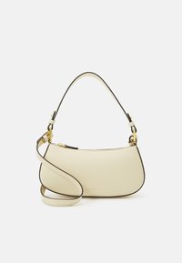 Borsa a spalla in pelle color crema con accessori dorati, tracolla regolabile lunga e manico corto, caratterizzata da una texture sottile e una forma rettangolare curva.