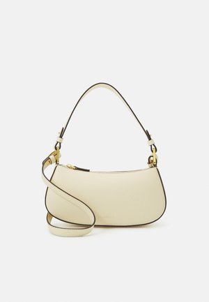 Krémová kožená kabelka přes rameno se zlatými kovovými prvky, nastavitelným dlouhým popruhem a krátkým uchytem, s jemnou texturou a zakřiveným obdélníkovým tvarem.