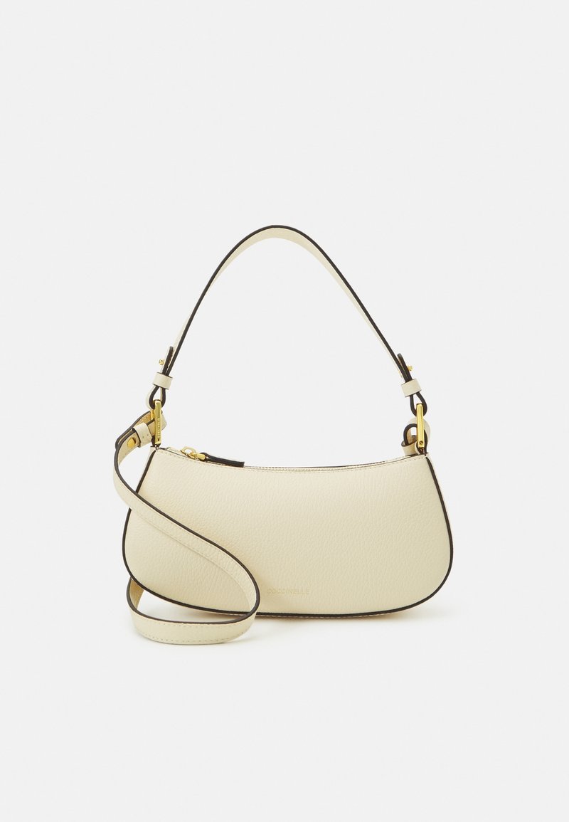 Borsa a spalla in pelle color crema con accessori dorati, tracolla regolabile lunga e manico corto, caratterizzata da una texture sottile e una forma rettangolare curva.