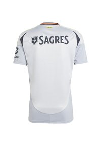 Camiseta deportiva gris con mangas cortas, cuello redondo y acentos negros. Muestra el logo "SAGRES" de forma destacada en la parte posterior.