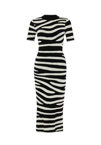 Robe midi en tricot avec un col haut et des manches courtes, présentant un motif à rayures zèbres noir et blanc et une silhouette ajustée.