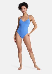 Ολόσωμο μαγιό γαλάζιο με λεπτές ράντες, V-λαιμόκοψη και εφαρμοστή σχεδίαση. Διαθέτει μικρό λογότυπο στο πάνω αριστερό μέρος.