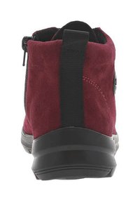 Botín de ante burdeos con acabado texturizado, suela de goma negra y una tira de agarre en la parte posterior para facilitar el uso.