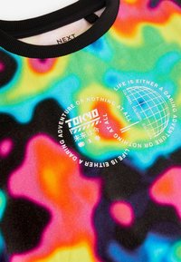 Next ALL OVER SHORT SLEEVE STANDARD - T-shirt imprimé - heat map