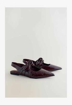 Bordó hegyes orrú, pántos balerina lapos cipő texturált bőrből, díszes csomókkal a pántokon és lapos talppal. Simított felület enyhe fényes hatással.