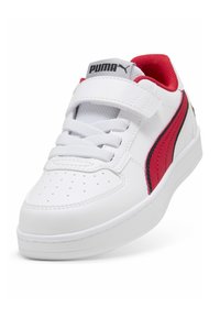 Weiße Sneaker mit roten und schwarzen Akzenten, aus synthetischem Material, mit einem Klettverschlussriemen, abgerundeter Spitze und durchlöchertem Design.