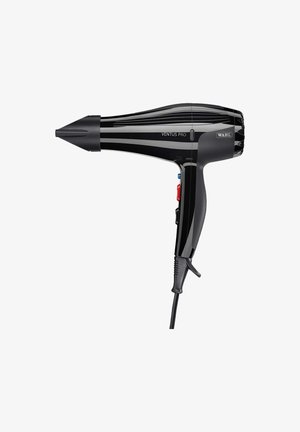 Zwarte föhn met een slank ontwerp, voorzien van knoppen en een concentratormondstuk, weergegeven tegen een effen achtergrond.