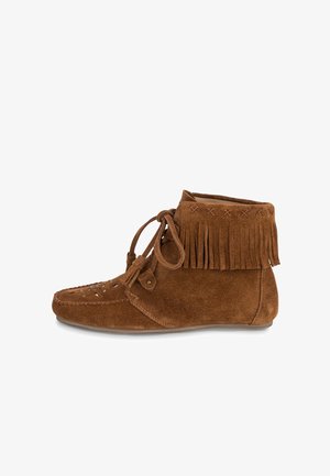 Bottines en daim marron avec des détails à franges, des accents cousus et un bout arrondi. Design à lacets avec un talon bas pour le confort.