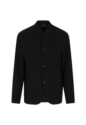 Schwarze Jacke mit Stehkragen, aus glattem Stoff gefertigt. Hat eine Knopfverschlussleiste vorne und lange Ärmel. Sauberes, minimalistisches Design.