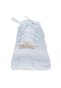 Scarpa sportiva bianca con tomaia in rete, chiusura con lacci e suola testurizzata. Presenta un'etichetta con la scritta "Skechers Smoothie Slip-Ins."