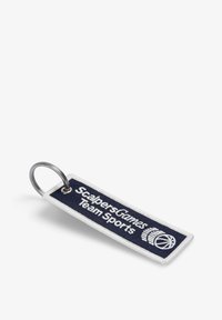 Llave de tela azul con el texto blanco "Scalpers Games Team Sports" y un gráfico de baloncesto, con un anillo de metal plateado.