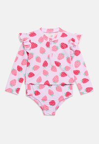 Bañador de manga larga para niño pequeño, color rosa con estampado de fresas, cremallera frontal y detalles de volantes en los hombros.