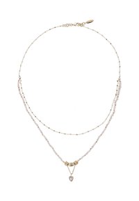 Collier à deux couches avec des éléments en métal doré, des perles translucides en blanc doux et pastel, et un pendentif en forme de goutte au centre.