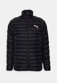 Sort dunjakke med lynlås foran, høj hals og vandret quiltet mønster. Har et lille hvidt Puma-logo på venstre bryst.